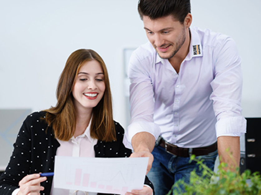 Mechaniker prüft die Profiltiefe eines Autoreifens mit einem Messwerkzeug