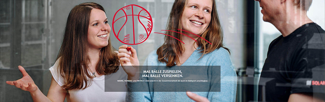 Drei Kollegen lachen - Mal Bälle zuspielen, mal Bälle versenken. Marie, Henrike und Patrick sind sowohl in der Zusammenarbeit als auch im Ballsport unschlagbar