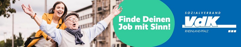 Junge Frau mit Senior draußen.