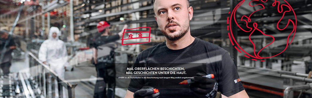 Arbeiter in Fabrik - Mal Oberflächen beschichten, mal Geschichten unter die Haut. Jovan ist als Facharbeiter in der Beschichtung nach langem Weg endlich angekommen