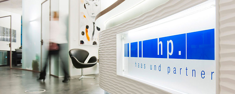 Firmenlogo an Rezeption