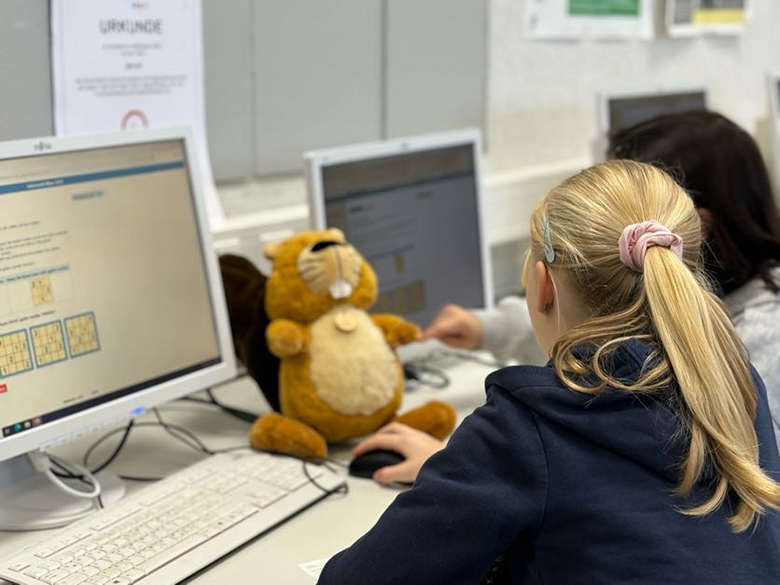 Schülerin am PC beim Informatik-Biber-Wettbewerb