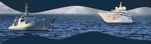 Kriegsschiff und Luxusyacht auf See