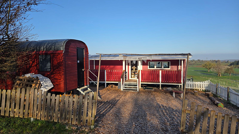 Roter Bauwagen auf einem Naturspielplatz
