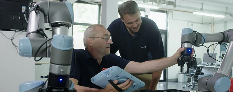 zwei Männer Roboterarm