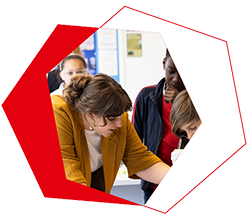 Lehrerin experimentiert mit Schülern