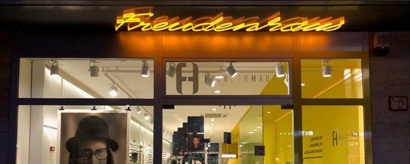 Optikergeschäft Freudenhaus bei Nacht