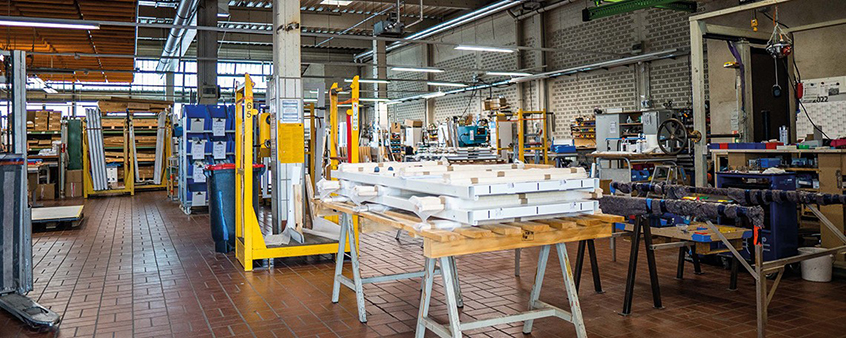 Innenansicht einer hellen Industrie-Werkshalle