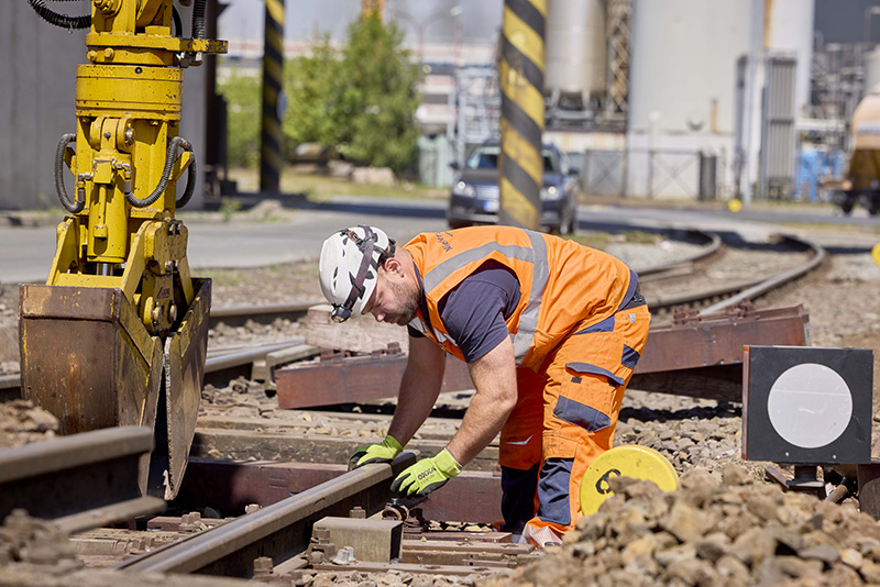 Mann repariert Bahngleise