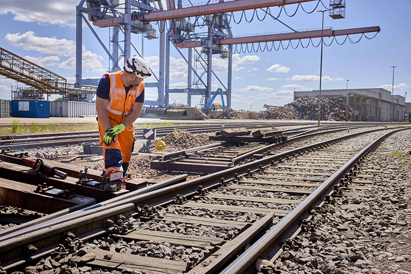 Mitarbeiter repariert die Bahngleise