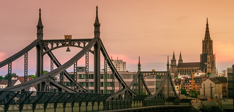 Sonnenuntergang über einer Brücke
