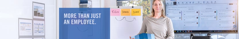 Mitarbeiterin am modernen Arbeitsplatz - More than just an employee