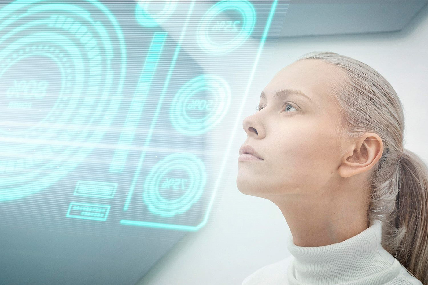 Frau betrachtet futuristisches Hologramm-Display