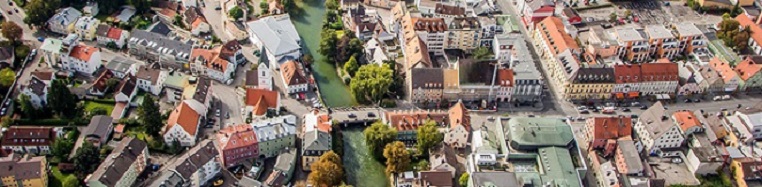 Stadt von der Drohne aus gesehen