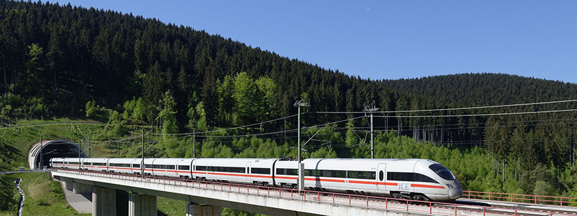 ICE aus einem Tunnel fahrend