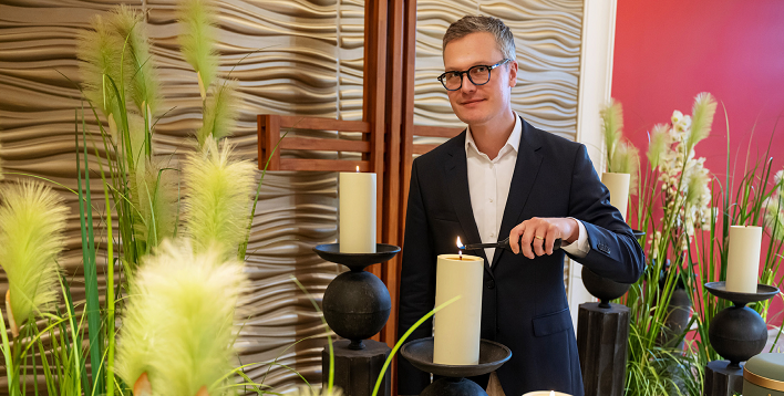 zwei schwarz gekleidete Männer