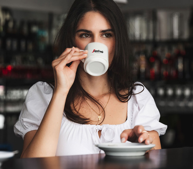 Bild einer Frau mit Kaffeetasse