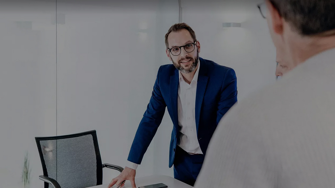 Mitarbeiter auf dem Tisch mit Computer