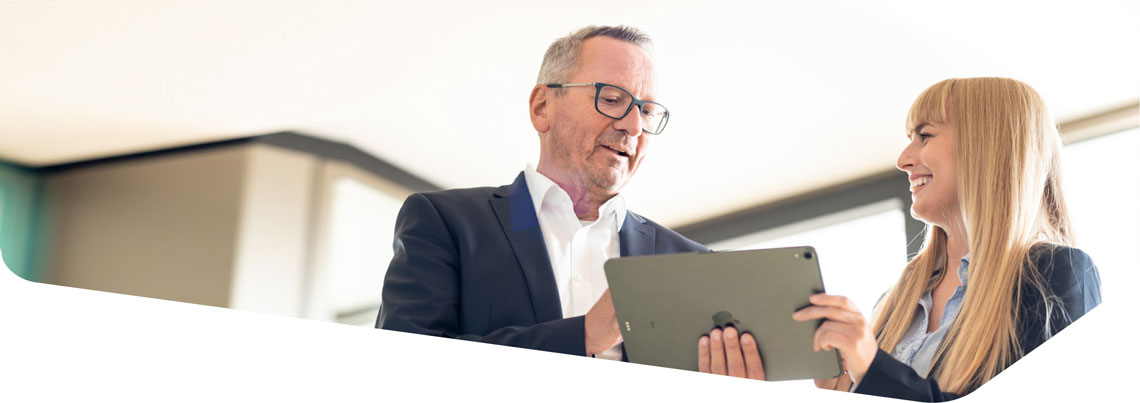 mannbrille_fraublondtablett_mit_overlay.jpg