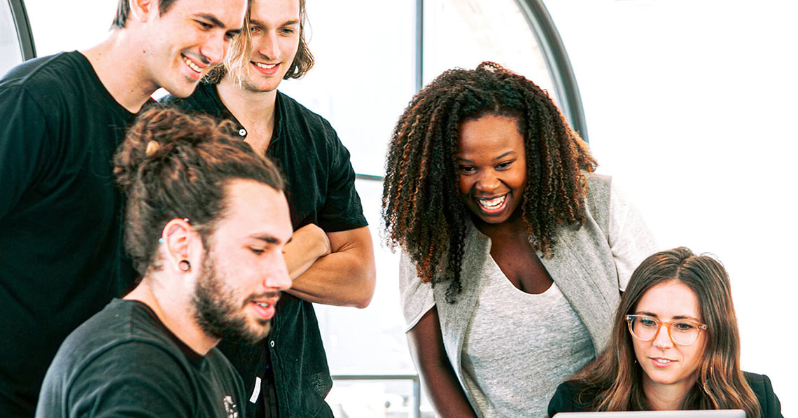 headerbild_drei_maenner_zwei_frauen_lachen_besprechung.jpg