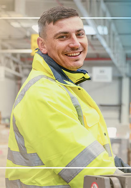 mann_lacht_gelbe_arbeitsjacke_lager.jpg mann_lacht_gelbe_arbeitsjacke_lager.jpg