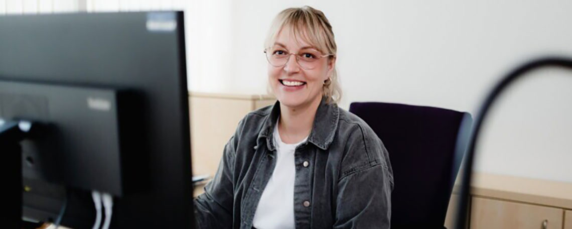frau_blond_lacht