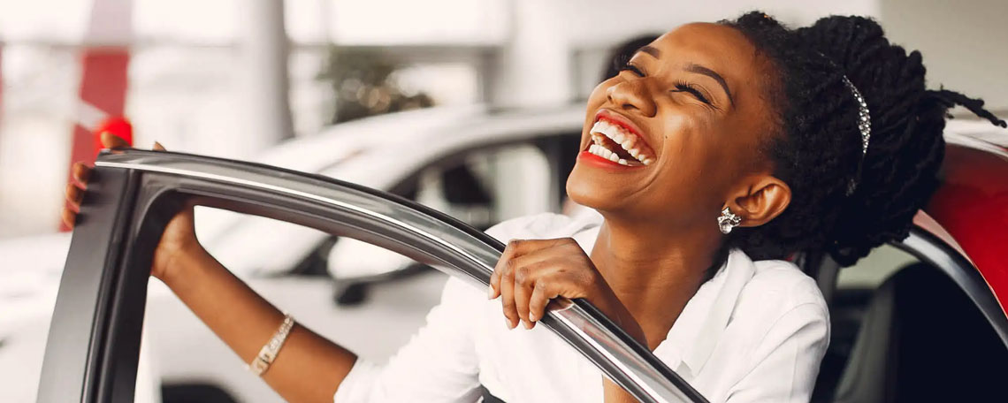 header_frau_auto_lacht.jpg