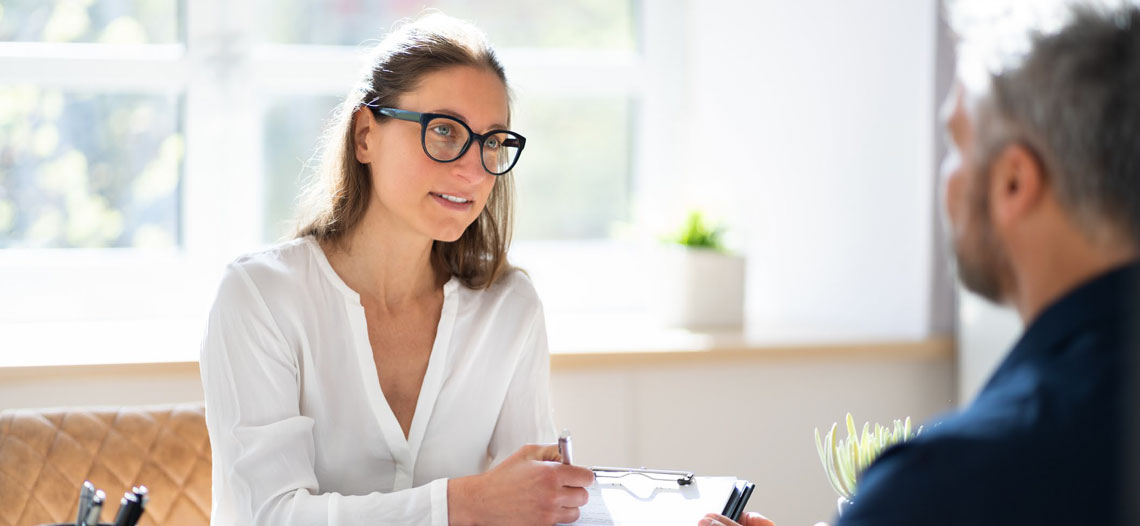 header_frau_brille_weisseBluse.jpg