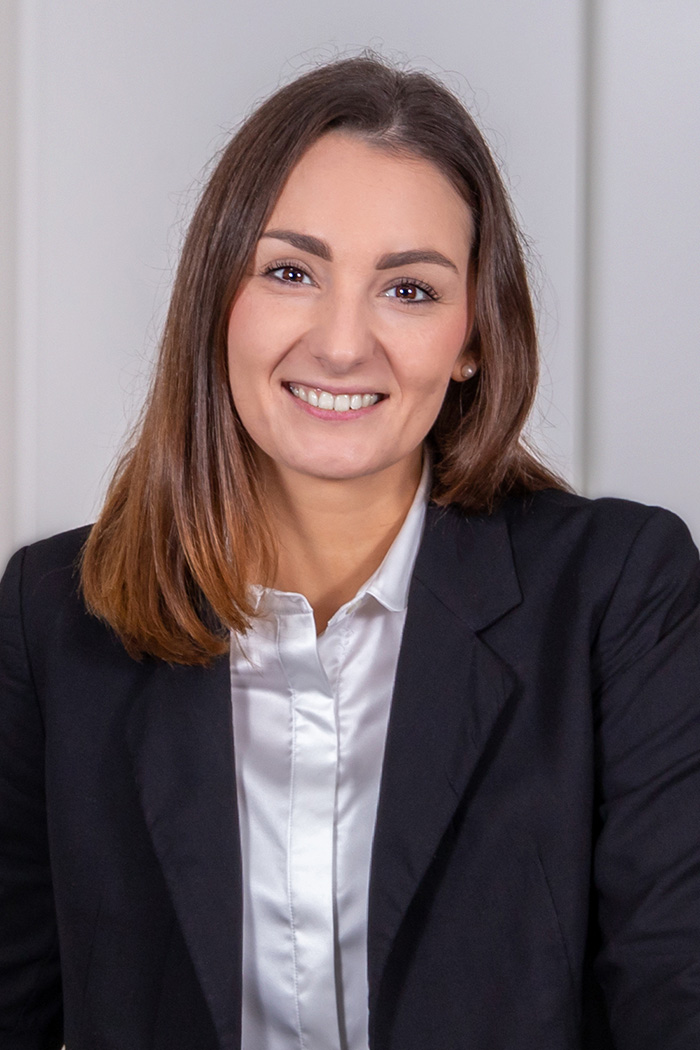 Frau Laura Dyck
