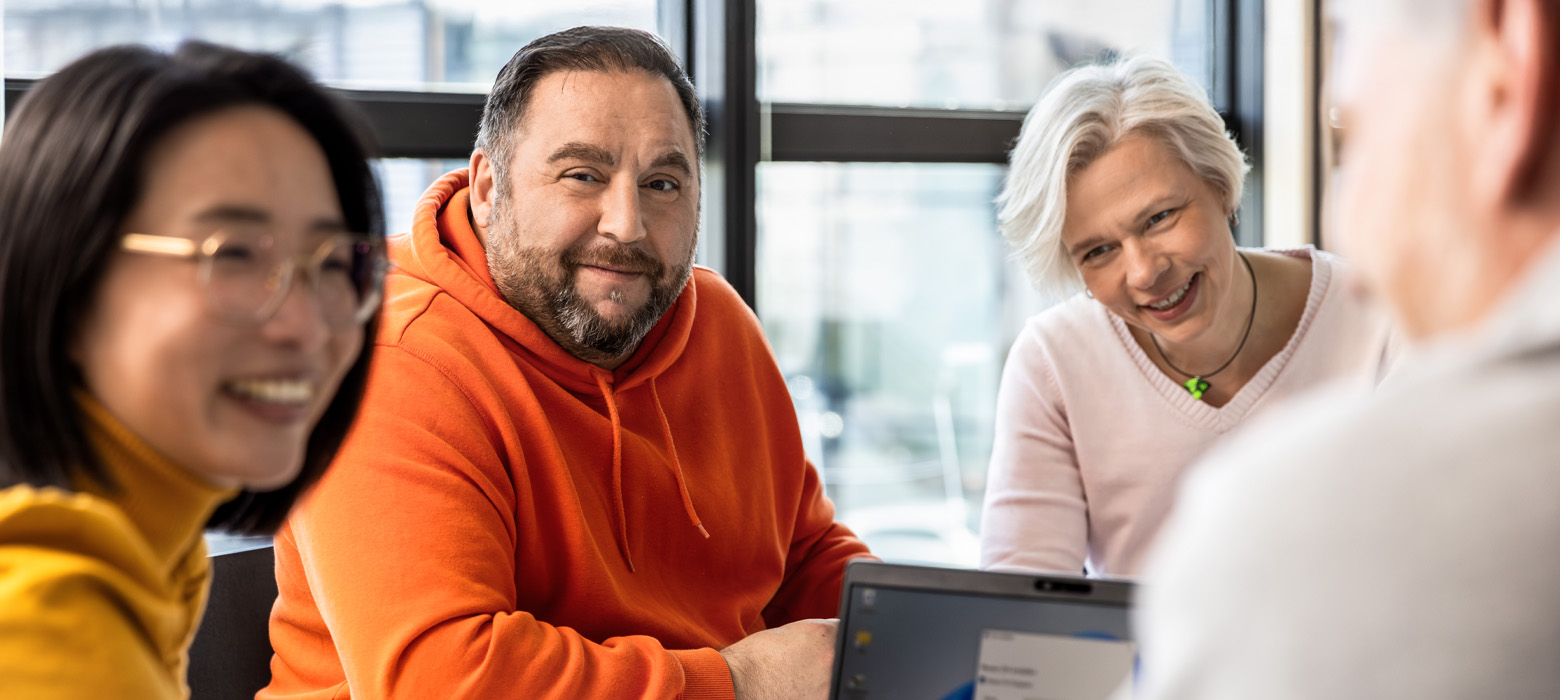 Anzeigenbild zeigt Szenen aus dem Arbeitsumfeld