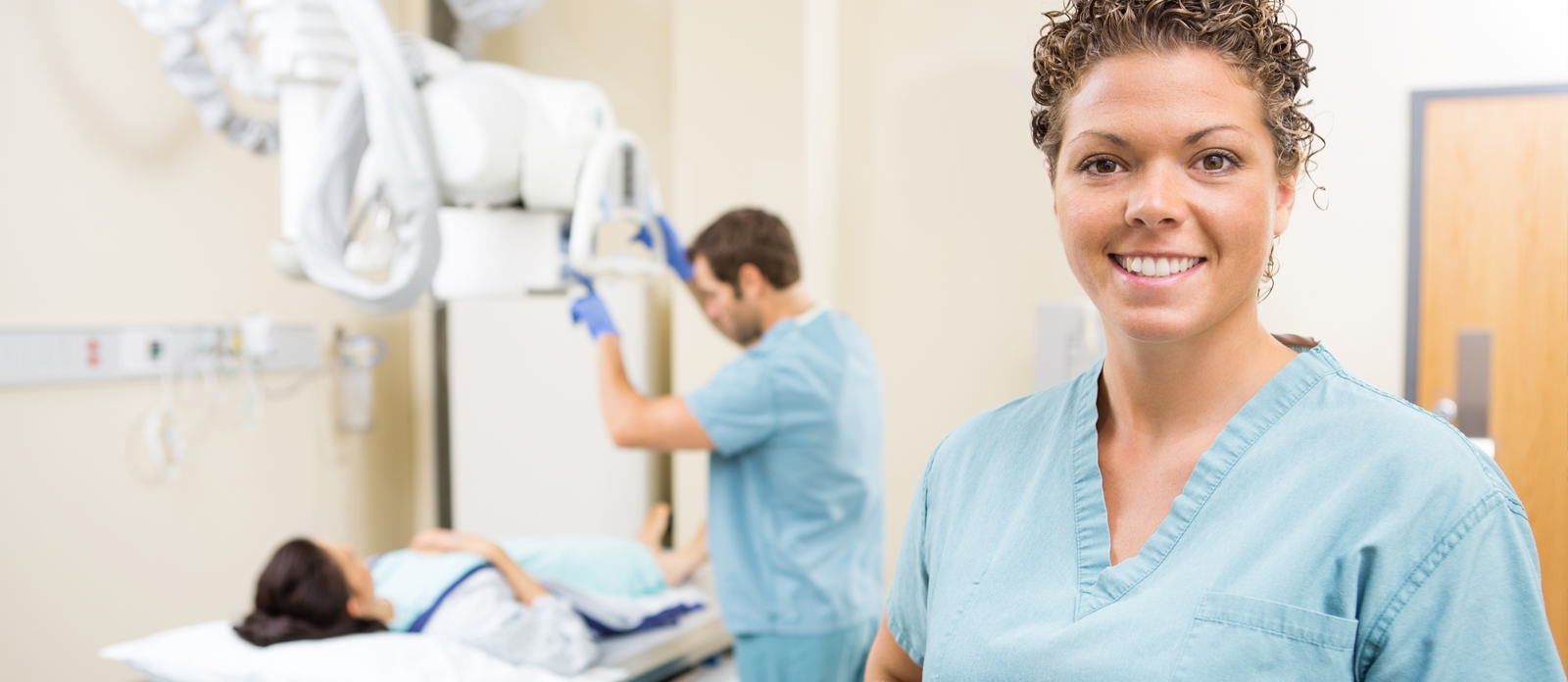 Klinikpersonal bei der Arbeit